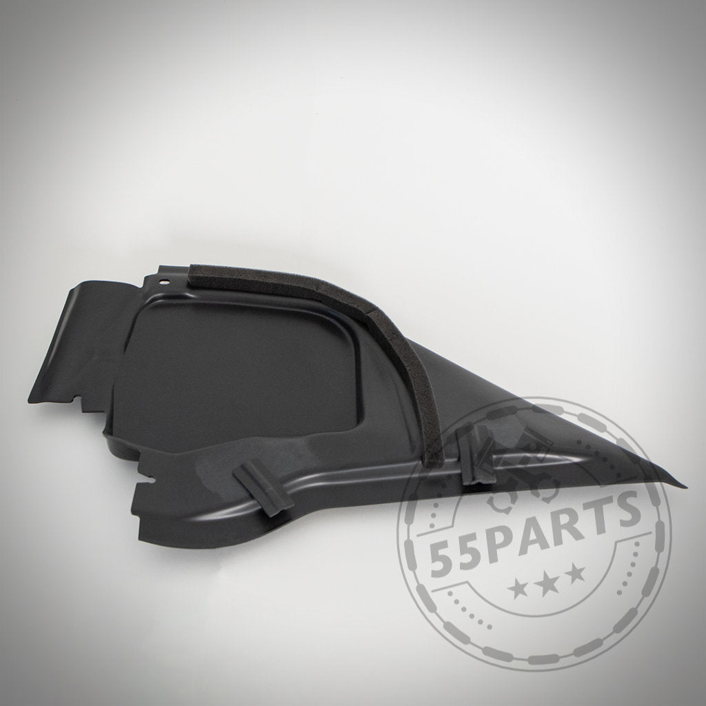 Das 55Parts Exclusive Bannik Engineering Mikrofiltergehäuse-Unterteil passend für BMW E8x/E9x 1er & 3er, dargestellt auf einem hellen Hintergrund mit einem 55Parts-Wasserzeichen, hilft, Hitzestau im Motorraum zu verhindern, indem es die Wärmeabfuhr verbessert.