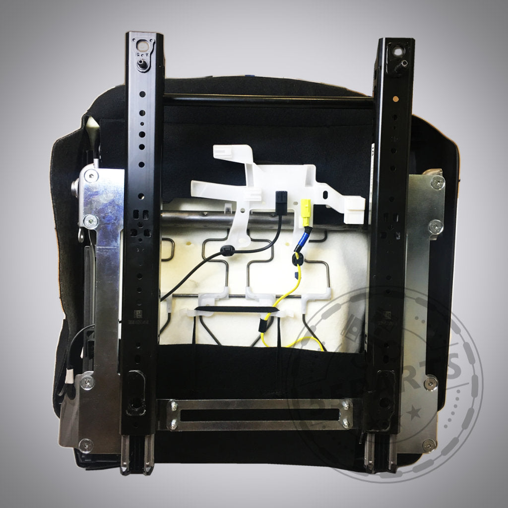 Rückansicht des 55Parts-Specials: DNA-Sitztieferlegung für den Originalsitz des Toyota Yaris GR mit Metallteilen und Verkabelungskomponenten, die für eine optimale Sitzposition beim Rennstreckeneinsatz entwickelt wurden.