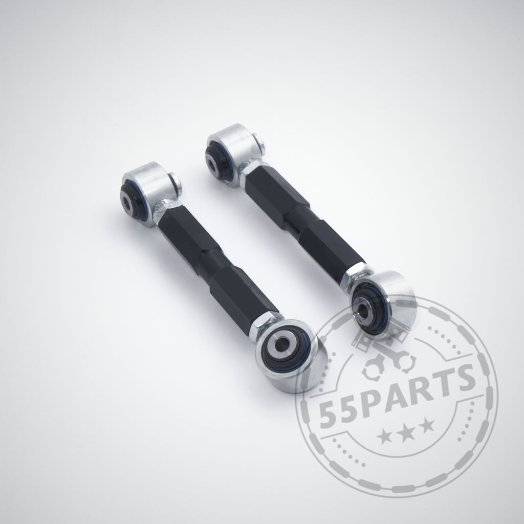 Das 55Parts Exclusive Uniball Lenker Set Hinterachse, ideal für BMW 1er E8x, 1er M Coupé und 3er M3 E9x, verfügt über zwei einstellbare Metall-Aufhängungsglieder mit Buchsen nebeneinander auf hellgrauem Hintergrund.