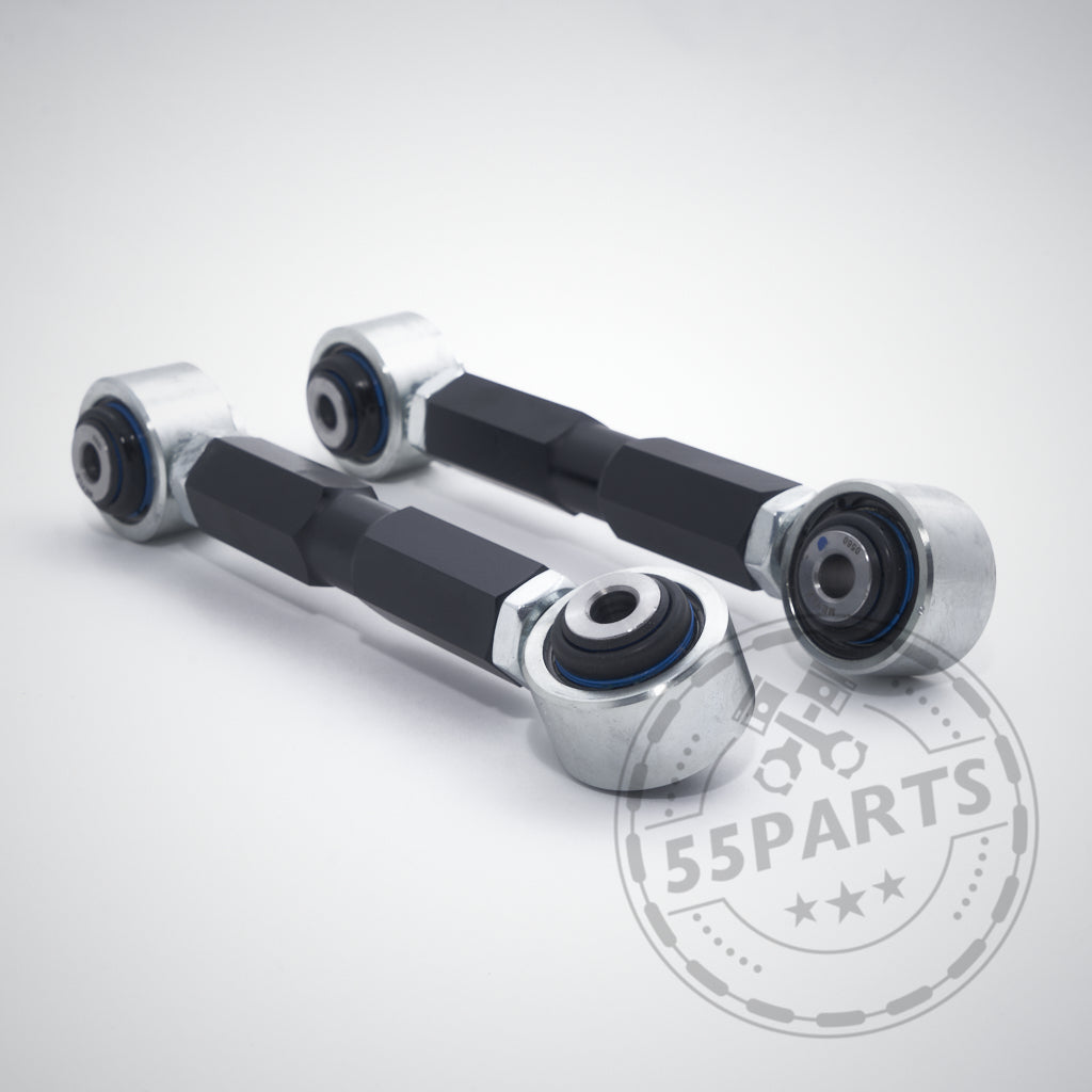 Ein Paar 55Parts Exclusive Uniball Führungslenker passend für BMW 1er E8x, 1er M Coupé und 3er M3 E9x – verstellbare Metall-Aufhängungsstangen mit schwarzer Mitte und silbernen Enden – ideal für Upgrades oder Modifikationen, auf hellem Hintergrund dargestellt.