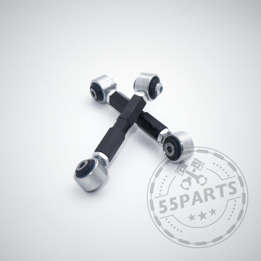 Zwei schwarz-silberne 55Parts Exclusive Uniball Führungslenker Hinterachsen passend für BMW 1er E8x, 1er M Coupé und 3er M3 E9x, gekreuzt auf weißem Hintergrund, mit einem 55Parts-Wasserzeichen.