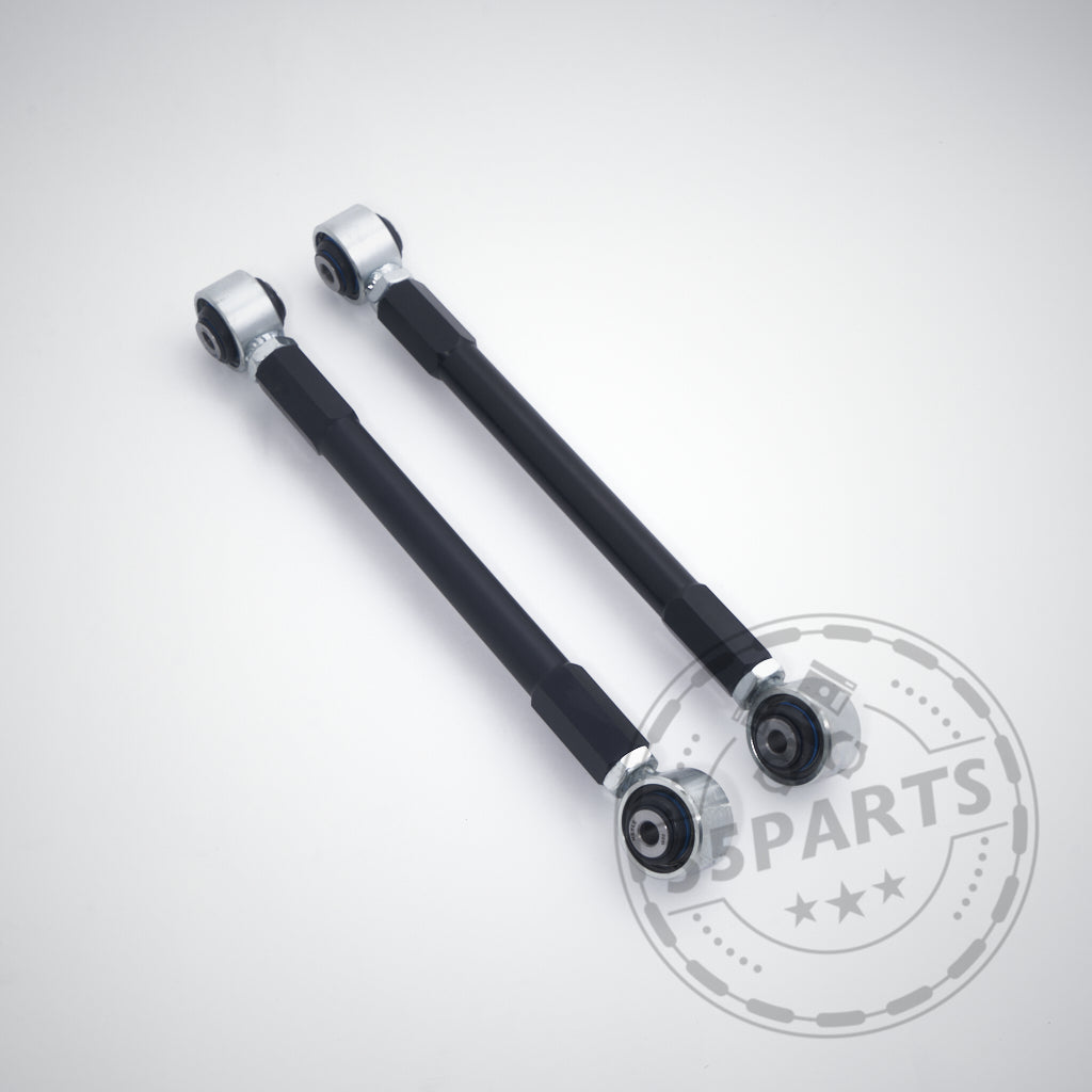 Das 55Parts Exclusive Uniball Lenker Set Hinterachse passend für BMW 1er E8x, 1er M Coupé und 3er M3 E9x verfügt über zwei schwarze, verstellbare Querlenker mit silbernen Enden, dargestellt auf hellgrauem Hintergrund.