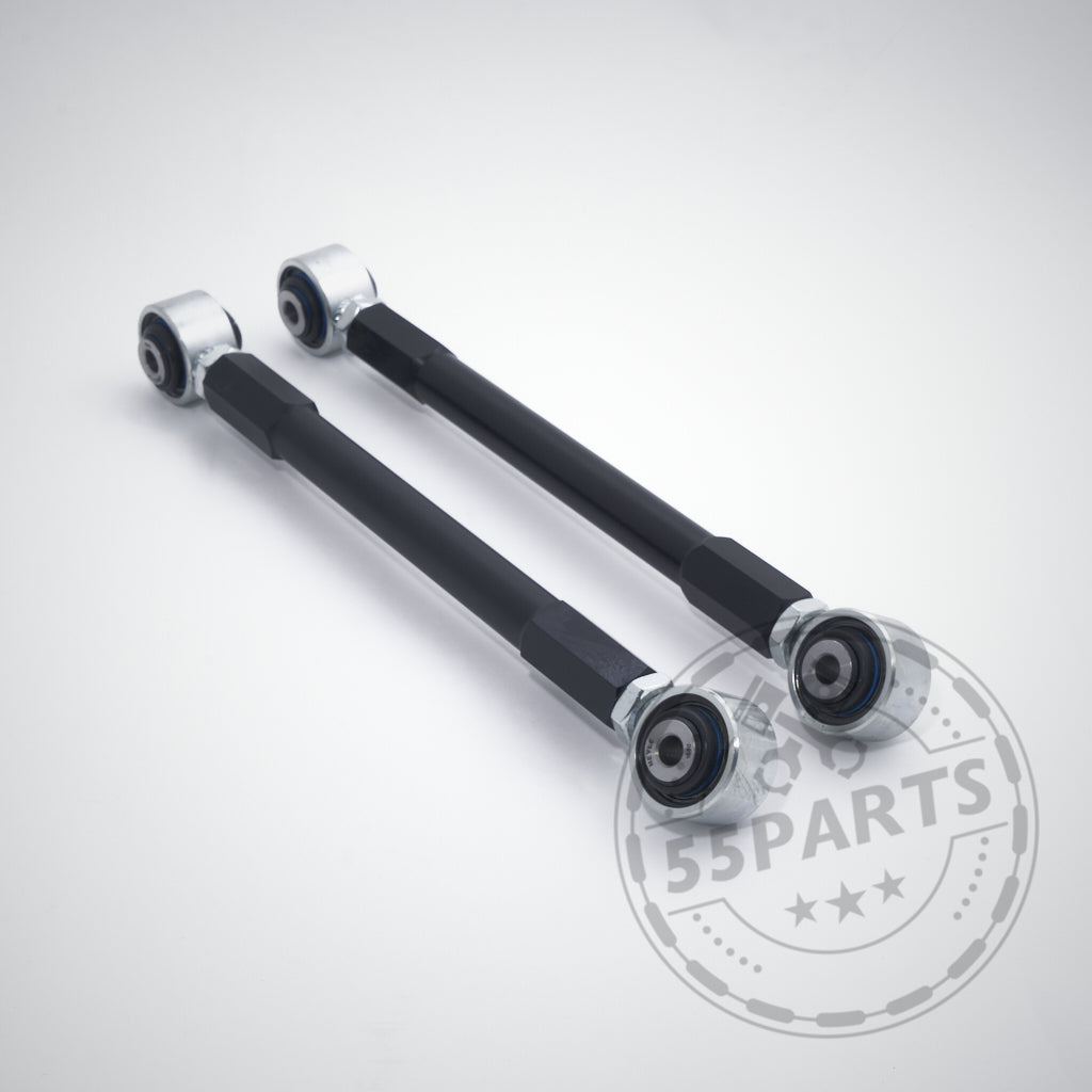 Abgebildet sind zwei schwarze 55Parts Exclusive Uniball Lenker Set Querlenker passend für BMW 1er E8x, 1er M Coupé und 3er M3 E9x mit silbernen Enden auf hellgrauem Hintergrund.