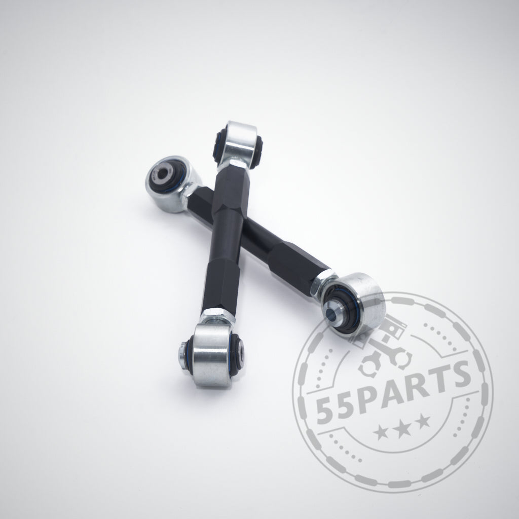 Zwei schwarz-silberne 55Parts Exclusive Uniball Lenker-Sets Hinterachse passend für BMW 1er E8x, 1er M Coupé und 3er M3 E9x, gekreuzt auf weißem Hintergrund mit Logo-Stempel – perfekt zum Aufrüsten des Fahrwerks Ihres BMW.