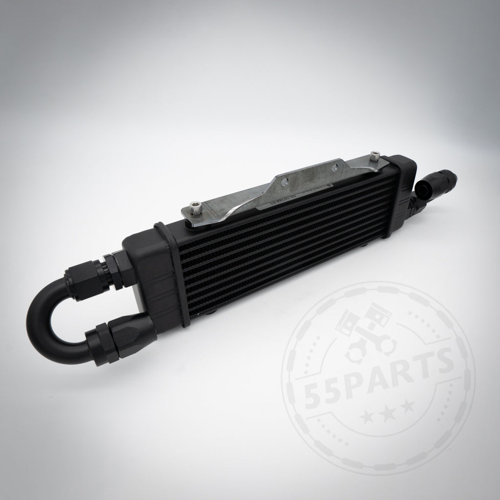 Stage 1 Zusatz "Plug and Play" Ölkühlerkit, passend für BMW 135i, 1er M Coupe, 335i(x) N54/N55, schwarz mit montierten Anschlüssen. Perfekt für verbesserte Kühlung im Rennbetrieb. Präsentiert auf weißem Hintergrund.