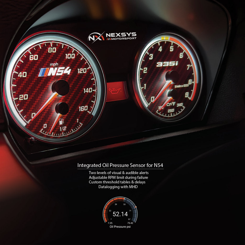 Nahaufnahmen der rot beleuchteten Anzeigen heben das exklusive Nexsys Motorsport-Öldrucksensor-Kit passend für BMW 135i, 335i, 535i und Z4 mit N54-Motor hervor – das perfekte Tuningteil für Enthusiasten, die Premiumqualität suchen.