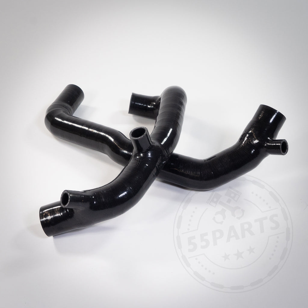 Drei 55Parts Silikon-Upgrade-Ansaugrohre passend für BMW 135i, 1er M Coupé und 335i(x) N54 werden auf weißem Hintergrund angezeigt und zeigen ihre zahlreichen Biegungen und Abzweige für optimale FBO- oder Turbo-Upgrade-Setups.