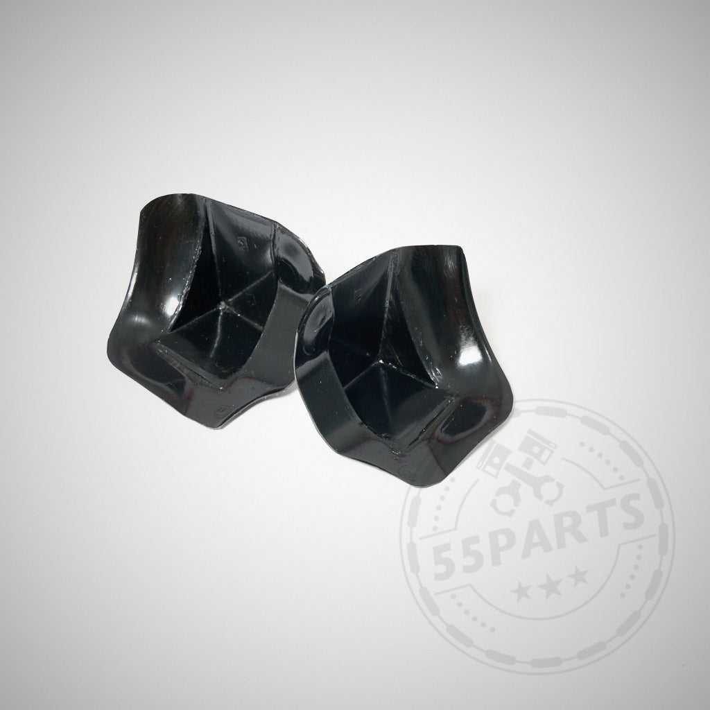 Zwei glänzend schwarze Verstärkungsplatten zur Montage eines Heckspoilers, passend für E9x Modelle, mit markanten geometrischen Formen, liegen auf einem hellgrauen Hintergrund.