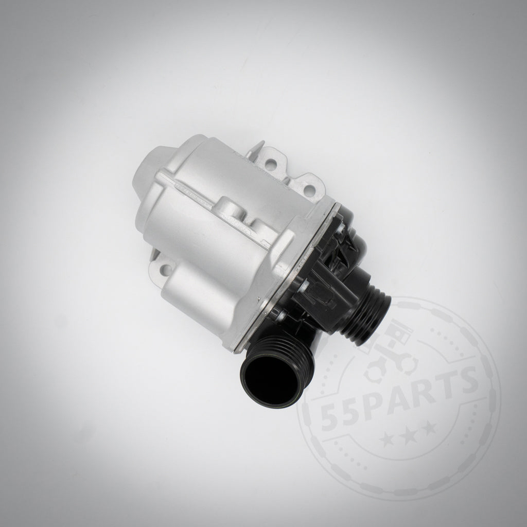 Silberne und schwarze 55Parts Wasserpumpe und Thermostat, passend für BMW 135i, 1er M Coupe, 335i(x) N54 Motoren. Mit zwei Schlauchanschlüssen, auf hellem Hintergrund präsentiert.
