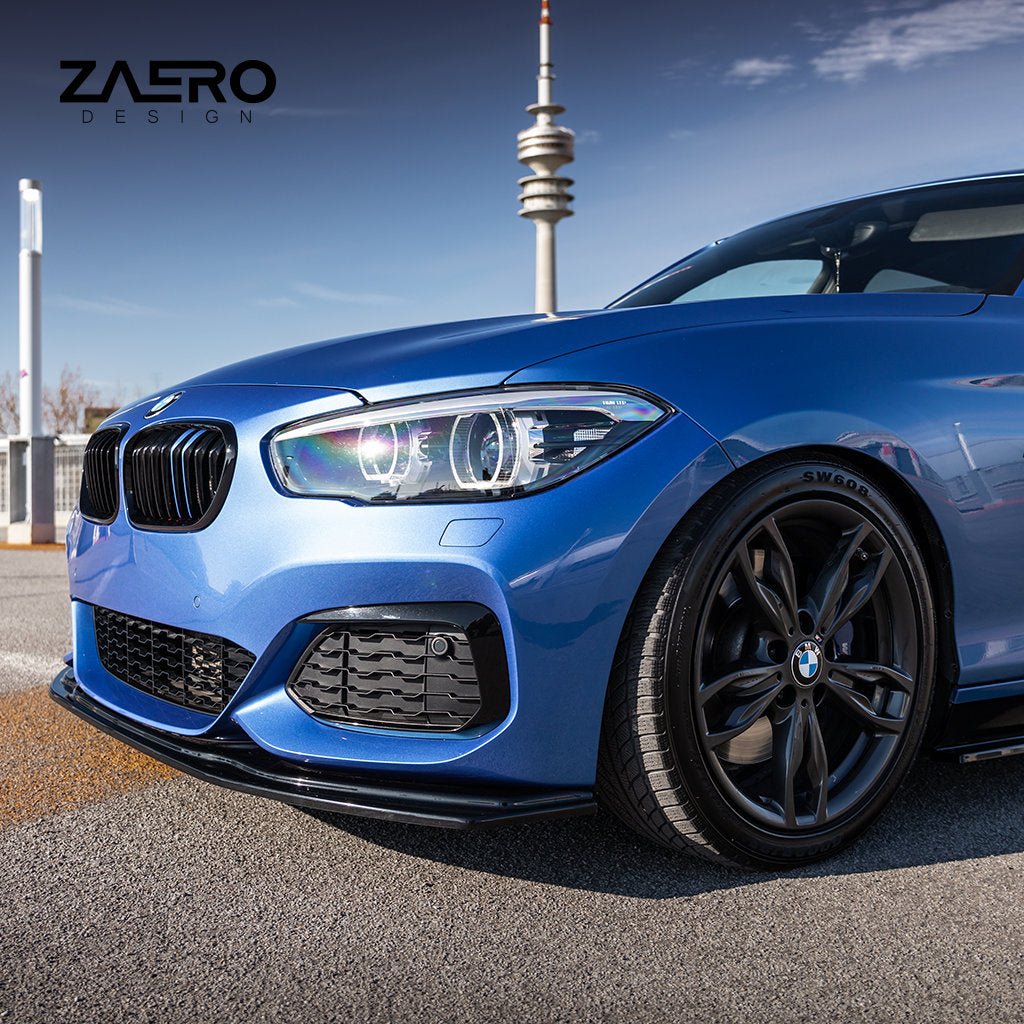 Blauer BMW F2x im Freien geparkt, Frontansicht links mit schwarzen Felgen und ZAERO Evo-1-Frontspoiler; ZAERO-Logo in der oberen linken Ecke.