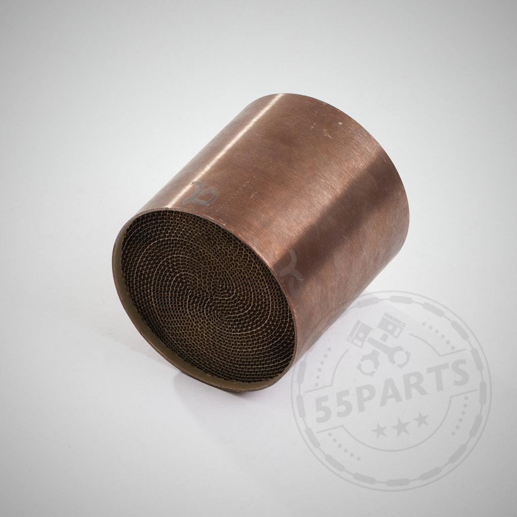 Das 55Parts Special: Universeller 200 Zellen Euro 5 Katalysator (200 Zeller, 100 x 100 mm), entwickelt für Anwendungen wie N54-Downpipes, ist ein zylindrischer Katalysatorkern mit Netzinnenseite, abgebildet auf hellem Hintergrund.