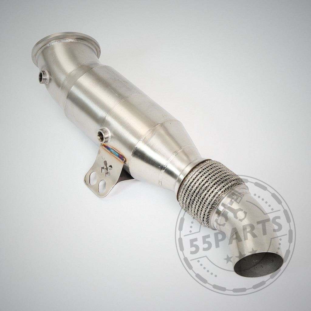 Die 55Parts Eintragbare 300 Zeller Downpipe B58 (Edelstahl, Flexprofil) für BMW M140i, M240i, 340i, 440i, 540i, 640i, 740i F- und G-Serie OPF &amp; NON OPF Modelle ist auf einem schlichten hellen Hintergrund mit dem 55Parts Logo-Wasserzeichen abgebildet.