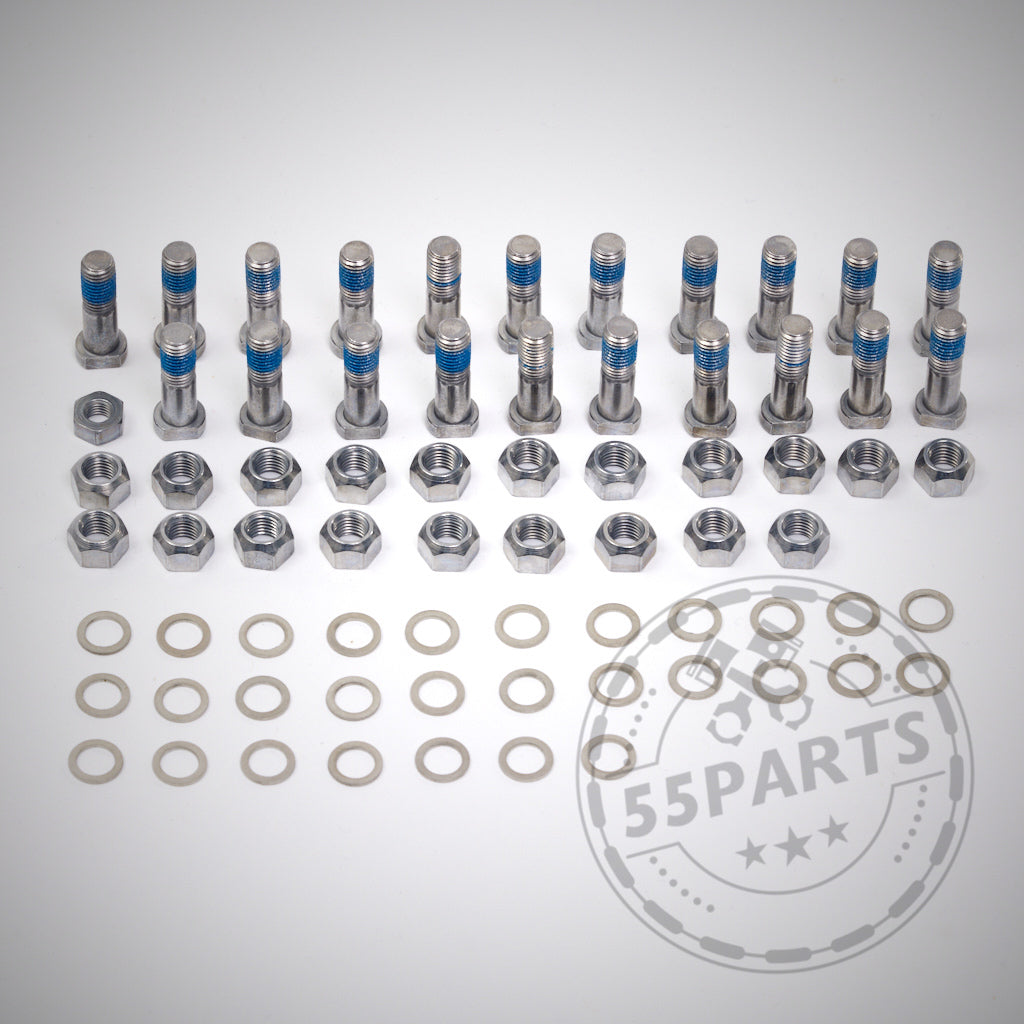 Sieben Metallschrauben mit blauem Schraubensicherungsmittel aus dem 55Parts Spezial-Schraubensatz/Bobbin-Kit für Aftermarket-Reibringe, in einer Gruppe angeordnet, darunter ein 55Parts-Logo-Wasserzeichen.