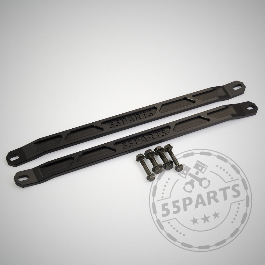 Zwei schwarze 55Parts Billet Aluminium Domstreben passend für BMW 2er G42, 3er G2x und 4er G2x verbessern die Karosseriesteifigkeit. Inklusive Streben mit Befestigungslöchern und Schrauben. Abbildung auf weißem Hintergrund.