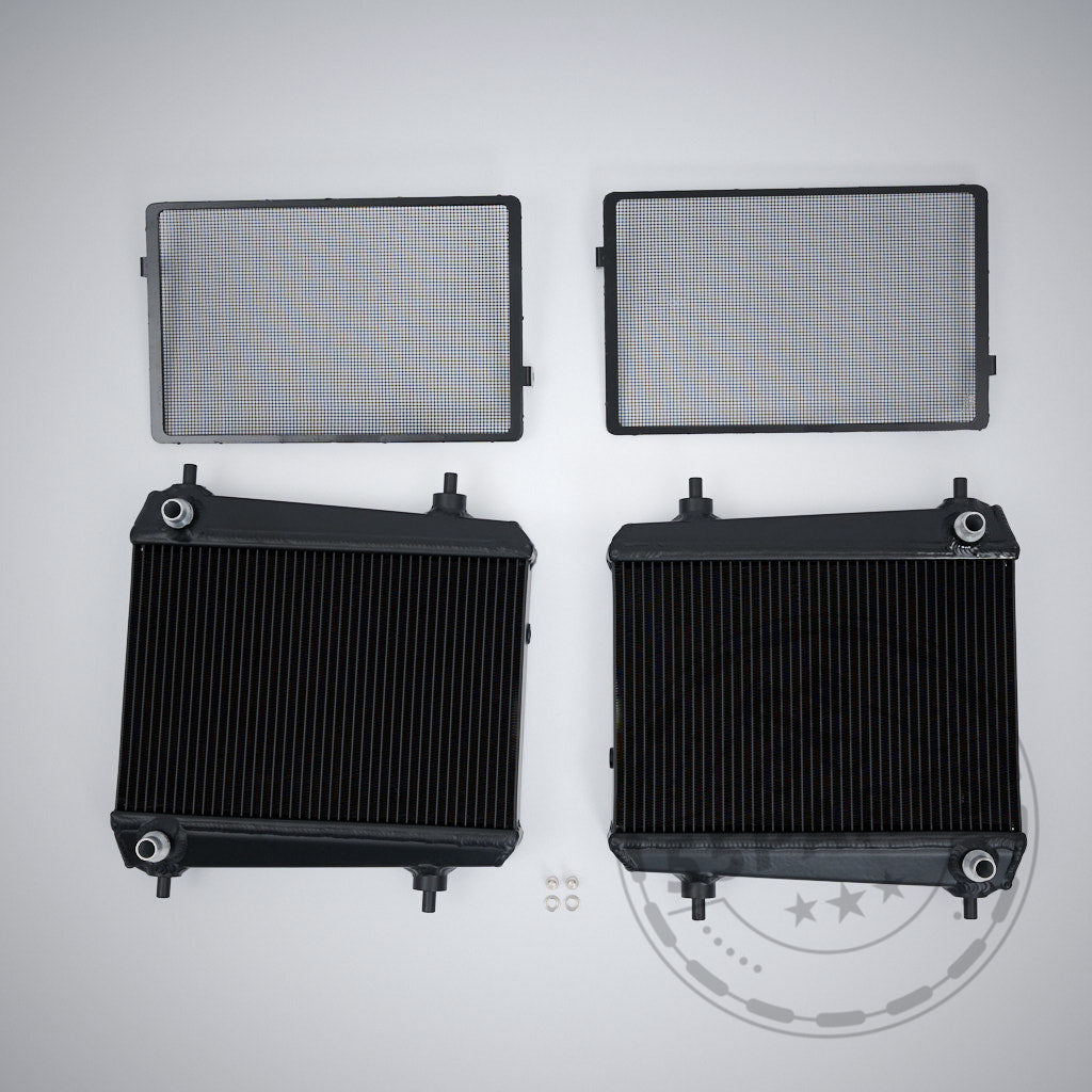 Paar schwarze 55Parts Aluminium Upgrade Seitenkühler (Wasserkühler) mit Maschendrahtgitter und vier Unterlegscheiben-passend für BMW G87 M2, G80/G81 M3, G82/G83 M4 S58-perfekt für ein Trackday Kühlung Upgrade. Teilegutachten inklusive.