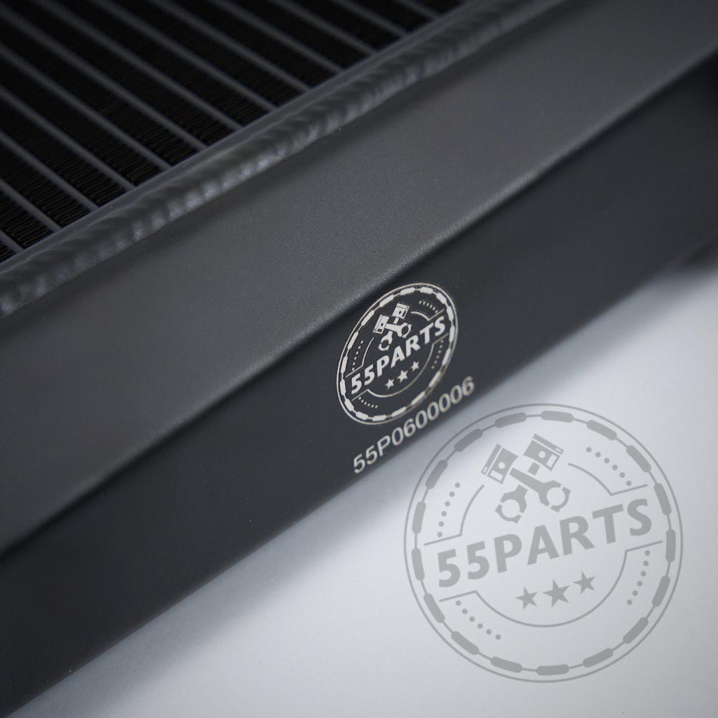 Nahaufnahme eines schwarzen 55Parts Aluminium Upgrade Kühlmittelkühler, wasserkühler seitlich für BMW G87 M2, G80/G81 M3, G82/G83 M4 S58 mit Logo und Seriennummer sichtbar.
