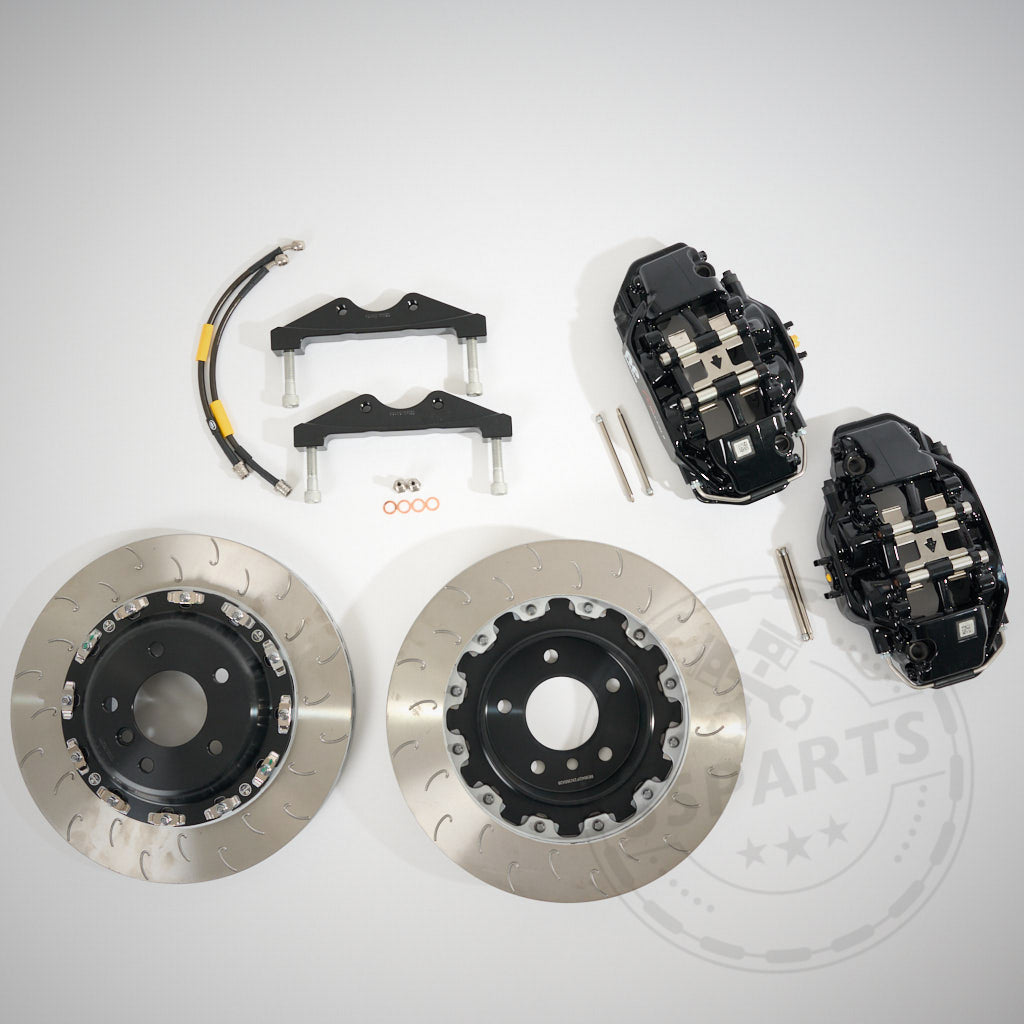 55Parts Special AP Racing Radi-CAL 4-Kolben 355x28mm Big Brake Kit Hinterachse inkl. zwei Scheiben, zwei Sättel, Halter, Schläuche und Befestigungsteile auf weißem Hintergrund – perfekt passend für BMW-Enthusiasten als Upgrade zur Serienbremse.