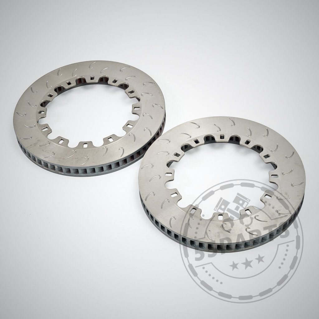 Ein Paar 55Parts Special J-Hook Reibringe (ähnlich CP5772-2068/2069) für AP Racing Bremsanlagen, entwickelt für den Einsatz auf der Rennstrecke - perfekt als belüftete Nachrüstscheiben auf hellem Untergrund.
