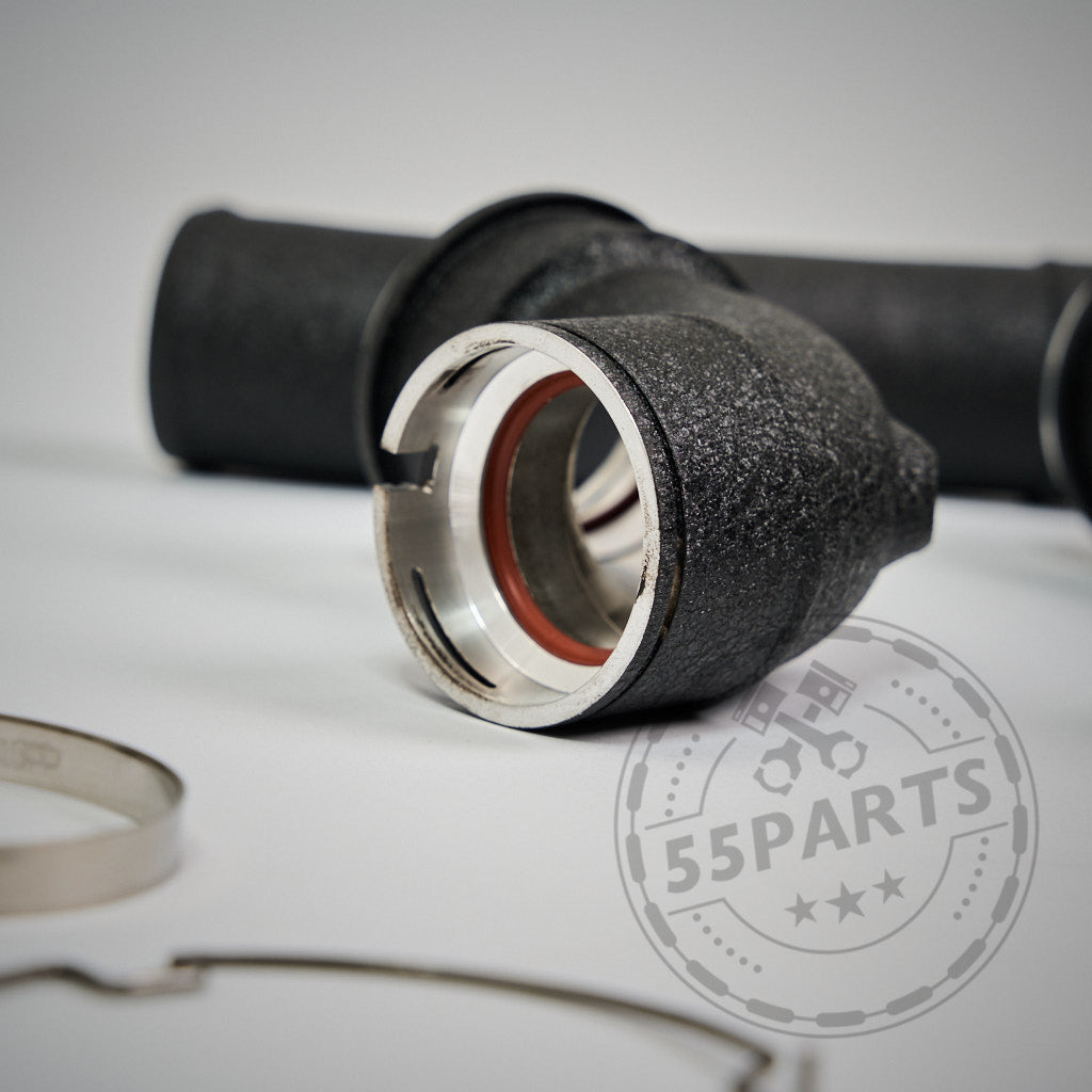 Die 55Parts Aluminium Chargepipe passend für BMW M2 G87, M3 G80/G81 und M4 G82/G83 S58 sowie schwarze Rohre, Schellen, Metallringe und Dichtungen sind übersichtlich auf hellem Untergrund angeordnet.