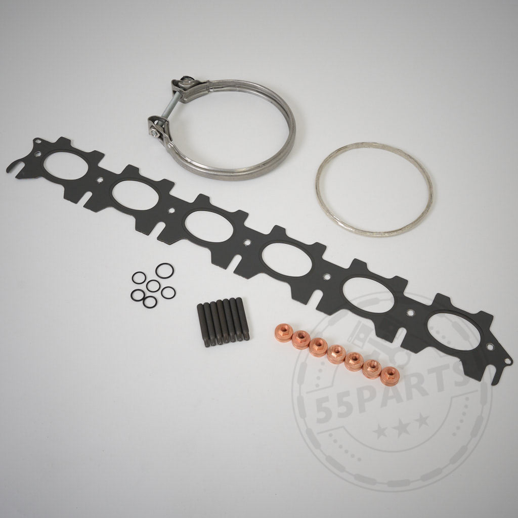 55Parts‘ Einbauset Turbolader passend für BMW M140i, M240i, (M)340i, 440i, 540i, 640i, A90 Supra MK5, Z4 M40i B58/B58TÜ F- &amp; G-Serie – inkl. Dichtungen, Ringe, Schrauben und Unterlegscheiben – auf weißem Hintergrund dargestellt.