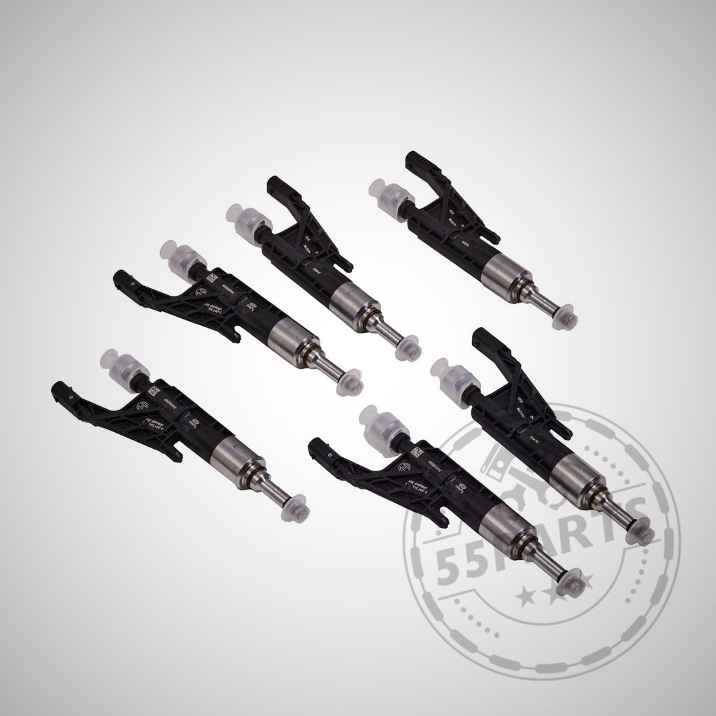 Sechs 55Parts Einspritzdüsen-Injektoren passend für BMW B32-, B38-, B42-, B48- und B58-Motoren (M140i, M240i, 340i, 440i usw.), diagonal angeordnet auf einem hellgrauen Hintergrund mit einem schwachen Wasserzeichen.