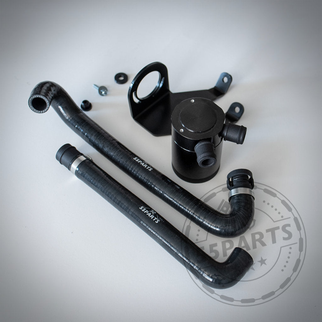 Das exklusive Ölauffangsystem für die B58 F-Serie (M140i, M240i, 340i, 440i) &amp; Bannik Engineering wird mit schwarzen Schläuchen und Hardware auf einer weißen Oberfläche gezeigt – ideal für PCV-Upgrades; inklusive Zertifikat.