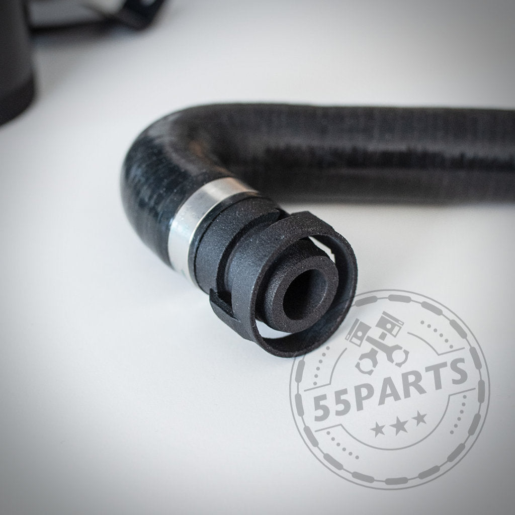 Nahaufnahme eines schwarzen Autoschlauchs mit Anschlussstück neben einem 55Parts-Logo-Wasserzeichen. Dies ist das exklusive 55Parts Oil Catch Can System für die B58 F-Serie (M140i, M240i, 340i, 440i) &amp; Bannik Engineering, inklusive Gutachten!.
