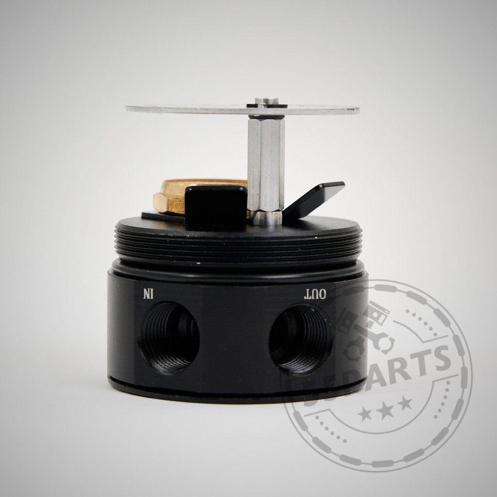 Auf einer weißen Fläche ist ein schwarzer, zylindrischer Universelle Oil Catch Can zur Kurbelwellengehäuseentlüftung mit dem 55Parts-Logo am Ende abgebildet.