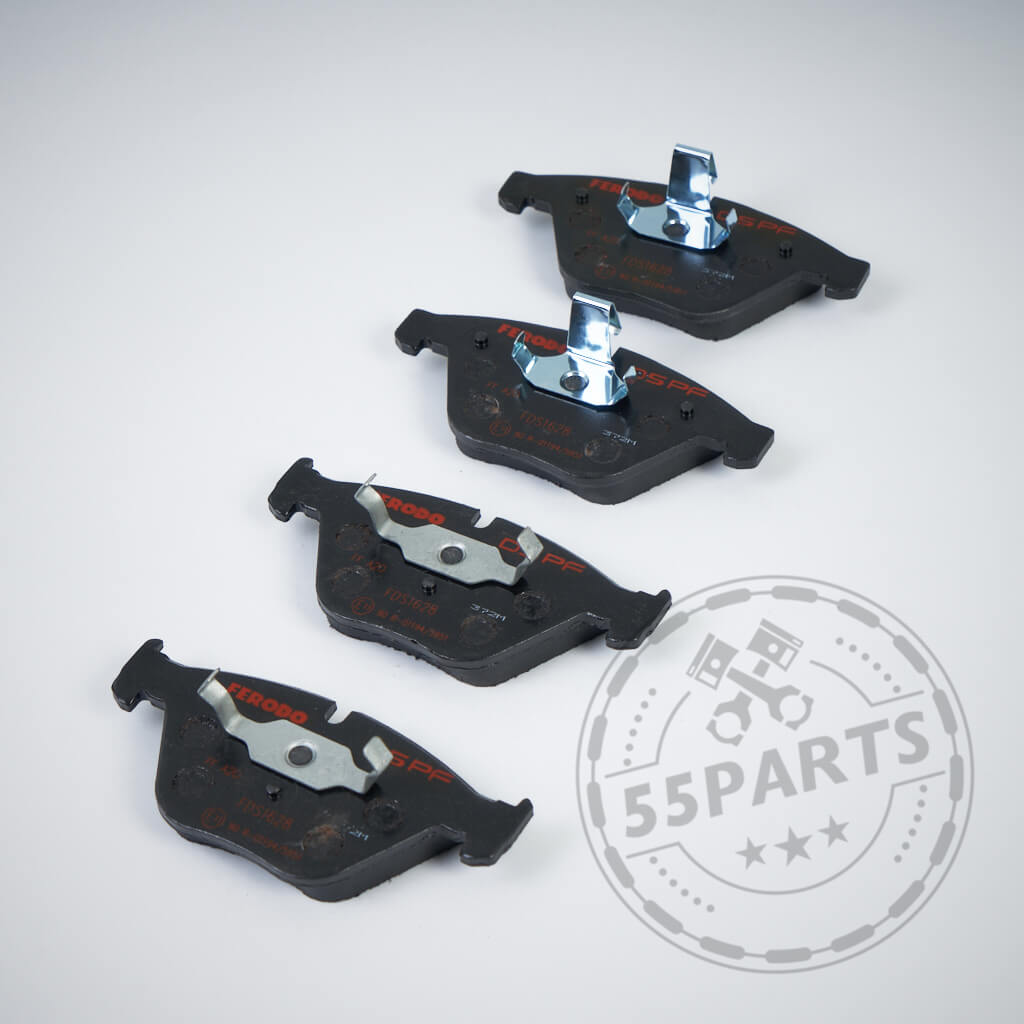 Auf einer weißen Fläche sind vier Ferodo DS 2500 Bremsbeläge angeordnet, passend für AP Racing Radi-CAL CP8520, CP8560 und CP9541 Bremssättel und mit der leistungsstarken DS2500 Mischung ausgestattet.