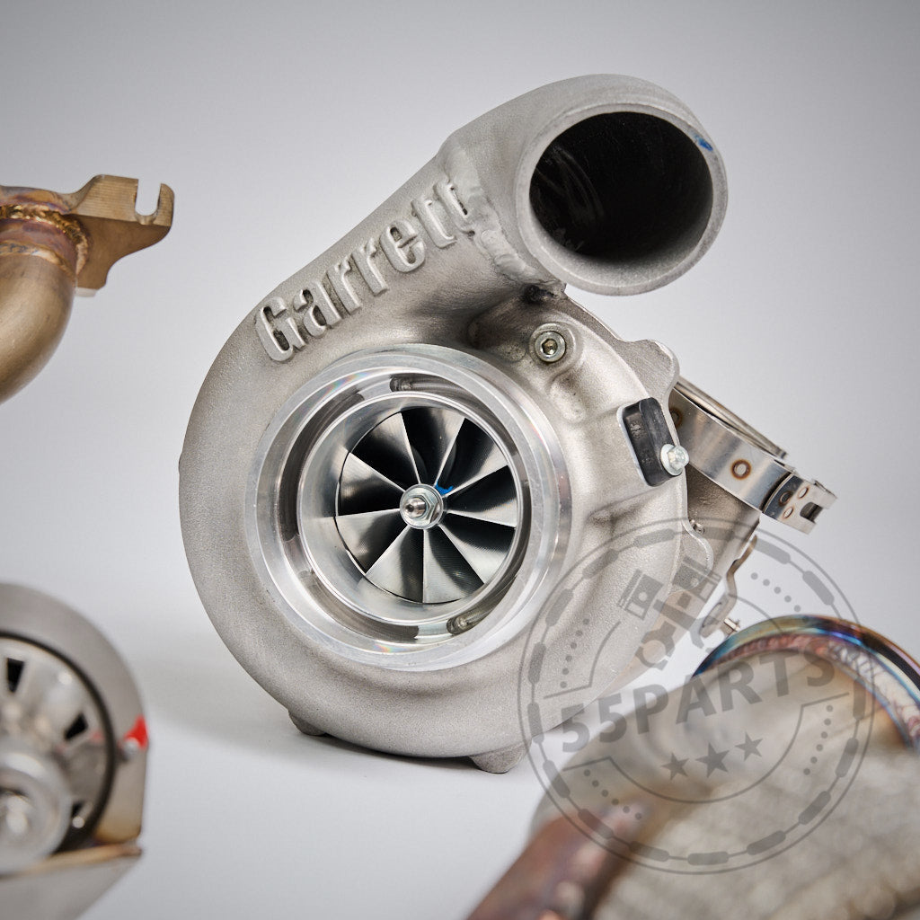 55Parts Special: Big Turbo Kit 1000PS B58 Gen. 1 Komponenten auf weißem Hintergrund mit 55Parts-Branding angeordnet, ideal für Leistungssteigerungen von F2X 1er/2er, F3X 3er/4er, G3X 5er/6er, G1X 7er, G01 X3 und G02 X4.