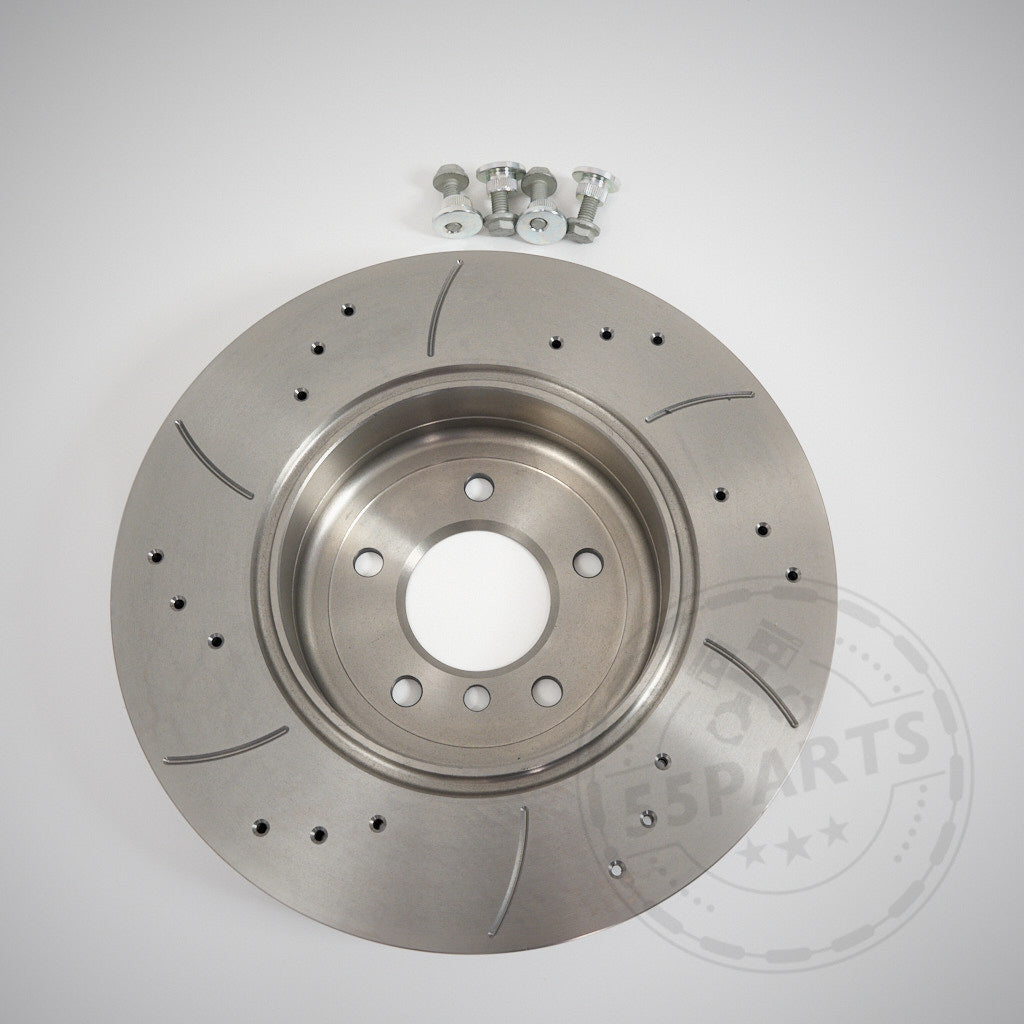 Der 55Parts Spezial-Montagesatz (Bremsscheiben und Buchsen) zur Montage von 2-Kolben-Performance-Bremssätteln an den Modellen BMW E8x und E9x wird mit allen Teilen und Schrauben auf einem schlichten weißen Hintergrund abgebildet.