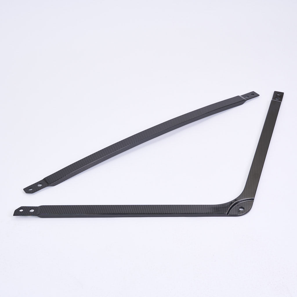 Zwei schwarze 55Parts Special Carbon CFK Domstreben, konzipiert für BMW M2, M3 und M4 (G80, G81, G82, G83, G87), werden auf einem schlichten weißen Hintergrund dargestellt.