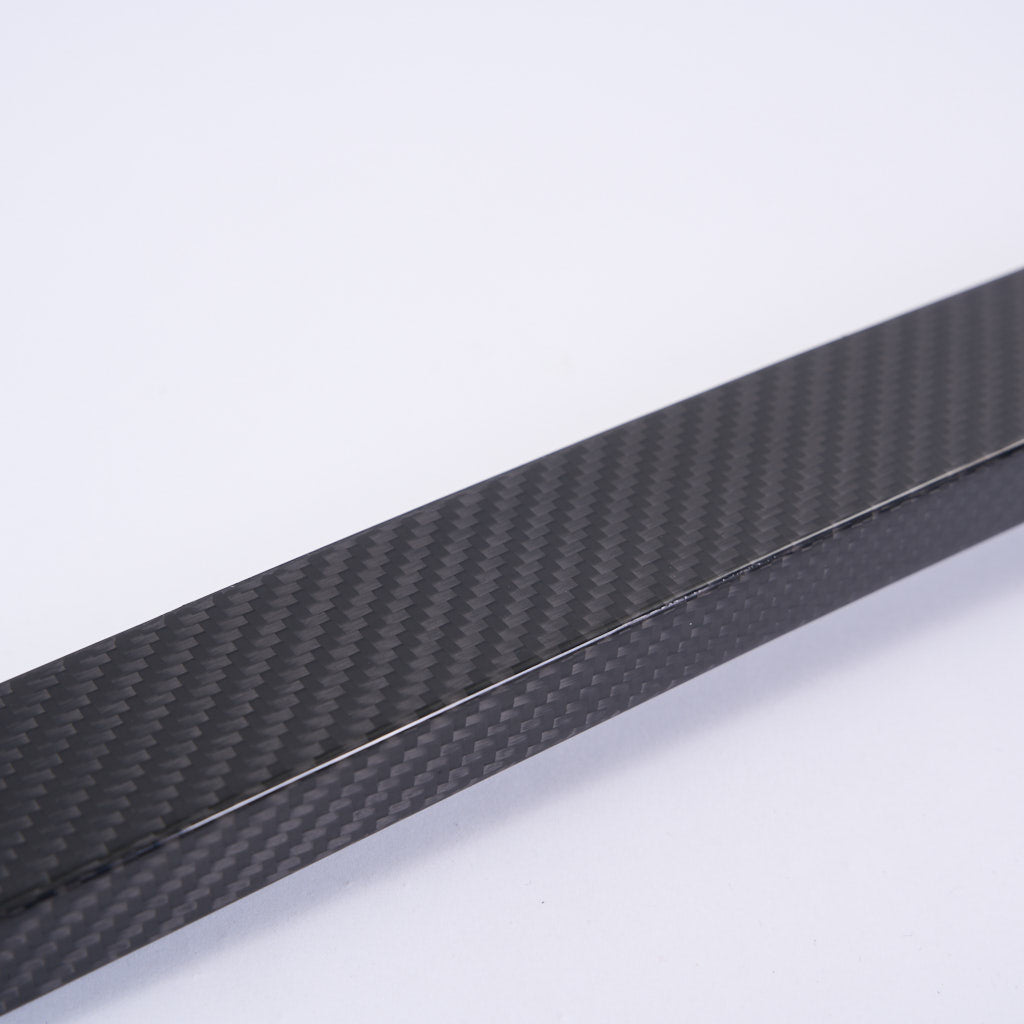 Zwei schwarze 55Parts Special Carbon CFK Domstreben, konzipiert für BMW M2, M3 und M4 (G80, G81, G82, G83, G87), werden auf einem schlichten weißen Hintergrund dargestellt.