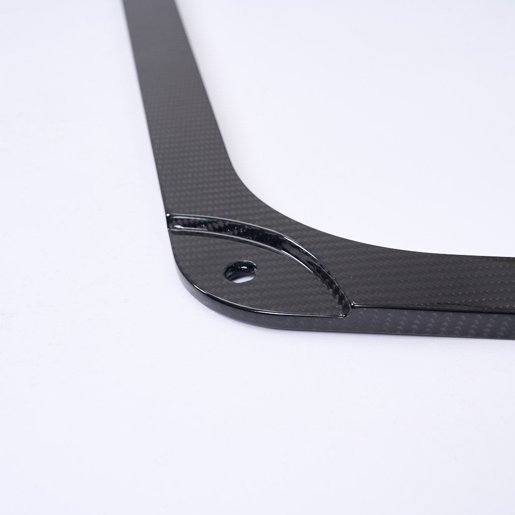 Nahaufnahme der 55Parts Special Carbon CFK Domstrebe für BMW M2, M3 und M4 (G80, G81, G82, G83, G87) auf weißem Hintergrund.