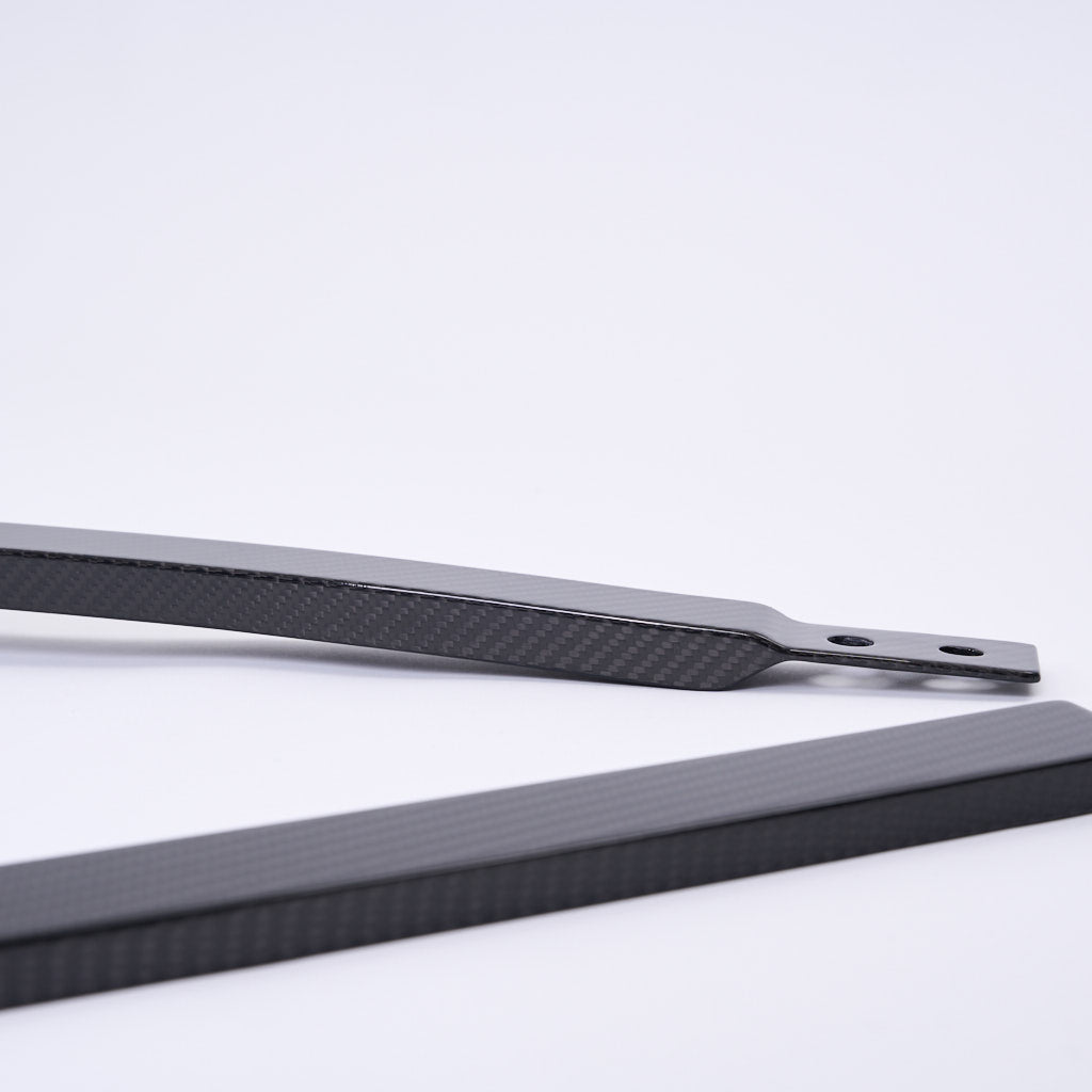 Zwei schnittige Kohlefaser-Domstreben von 55Parts, abgebildet auf weißem Hintergrund - ideal als "55Parts Special: Carbon CFK Domstrebe" für Ihren BMW M2, M3, oder M4 (G80, G81, G82, G83, G87).