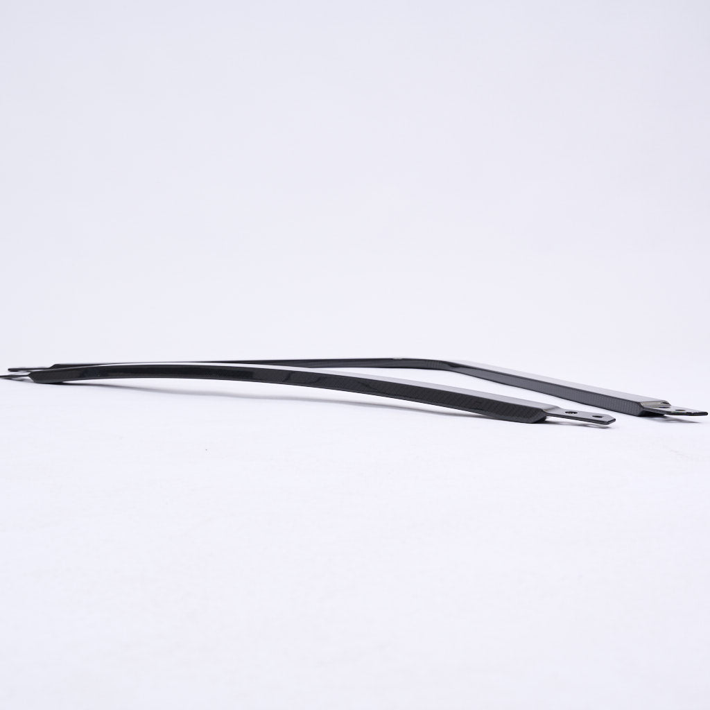 Die 55Parts Special Carbon CFK Domstrebe für BMW M2, M3, M4 (G80, G81, G82, G83, G87) die flach auf einer weißen Oberfläche liegen und den eleganten Look widerspiegeln.