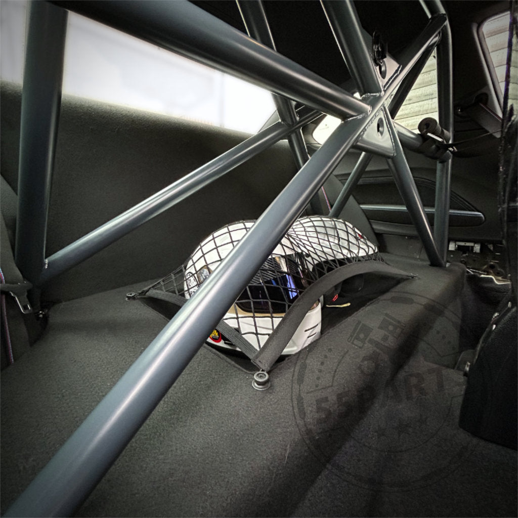 Ein 55Parts Clubsport Innenraum Ausbau mit Helmfach sichert einen Rennhelm hinter den Clubsportbügeln und Schalensitzen in Ihrem BMW F-Series 1er oder 2er (inkl. M2).