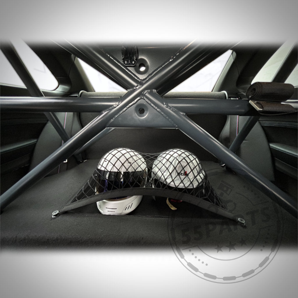 Zwei Helme, die im speziellen Helmfach des 55Parts Exclusive Clubsport Innenraumausbaus für BMW F-Serien 1er und 2er (inkl. M2) untergebracht sind, zeigen die sportliche Innenraumgestaltung und die mögliche Rückbankaufrüstung.