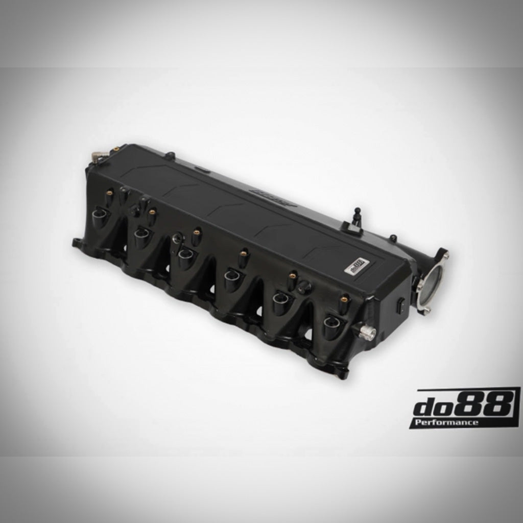 Schwarze DO88 Ansaugbrücke mit integriertem Ladeluftkühler, passend für BMW G42 2er, G2x 3er/4er, G3X 5er/6er, G1x 7er/8er, X3-X7, Z4 und A90 Supra mit B58 Gen 2 Motor, auf weißem Hintergrund.