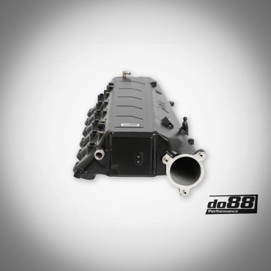 Schwarze do88 Ansaugbrücke mit integriertem Ladeluftkühler für B58 Gen 2 Motoren (z.B. G42 2er, G2x 3/4er, G3X 5/6er, X3/X4/X5/X6/X7, Z4, A90 Supra), ideal für Tuning und FBO-Setups – präsentiert auf weißem Hintergrund mit do88 Logo.