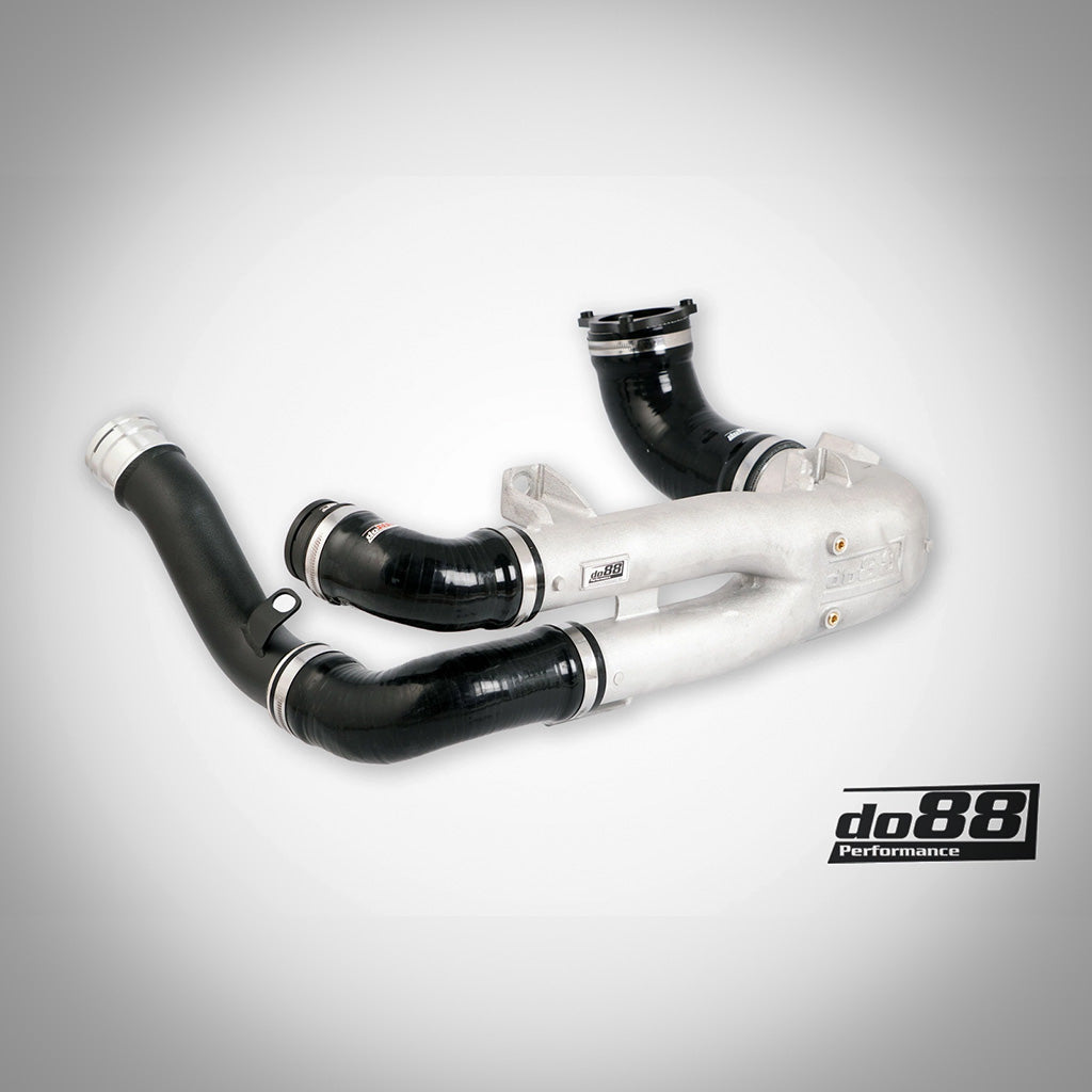 Schwarzes und silbernes do88 Aluminium-Laderohr für BMW G87 M2, G80/G81 M3, G82/G83 M4, F97 X3M, F98 X4M S58 (inklusive Teilegutachten), dargestellt auf hellgrauem Hintergrund mit do88 Performance Logo.