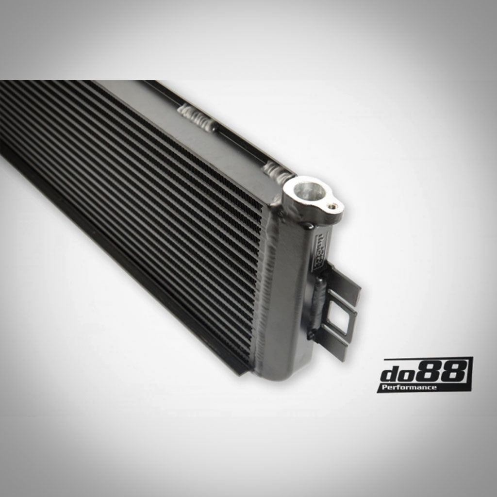 Rechteckiger do88 Performance Motorölkühler mit Lamellen und Endtanks, entwickelt zur Verbesserung der Kühlung, passend für BMW G87 M2, G80/G81 M3, G82/G83 M4 S58.
