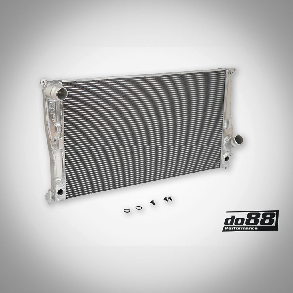 Do88 Upgrade Aluminium Wasserkühler passend für BMW 135i 335i 35i N54 N55 2007-2013 (E9X E82 E89) mit Kleinteilen auf weißem Hintergrund, do88 Logo unten rechts.