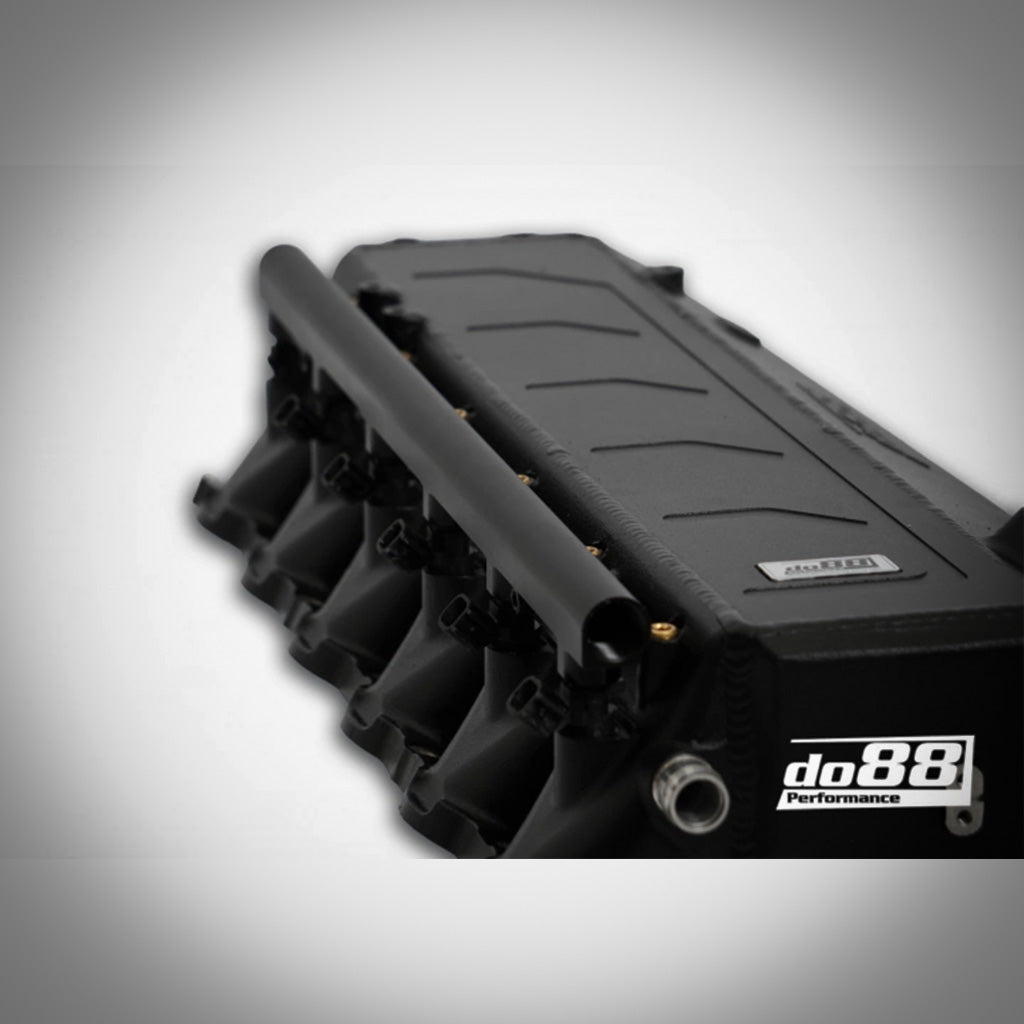 Das DO88 Zubehörpaket Fuel Rail für Ansaugbrücke mit integriertem Ladeluftkühler, passend für B58 Gen 1 und Gen 2 Motoren, von do88, auf weißem Hintergrund mit Markenlogo abgebildet.