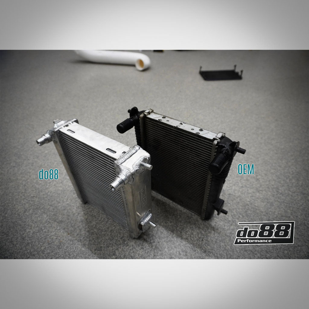 Zwei DO88 Aluminium Upgrade Kühlmittelkühler passend für BMW G42 M240i, G2X M340i/M440i, G29 Z4 M40i und Toyota Supra MK5 A90 liegen nebeneinander auf grauem Grund mit do88-Logo – ideal für Performance und Rennstreckennutzung.