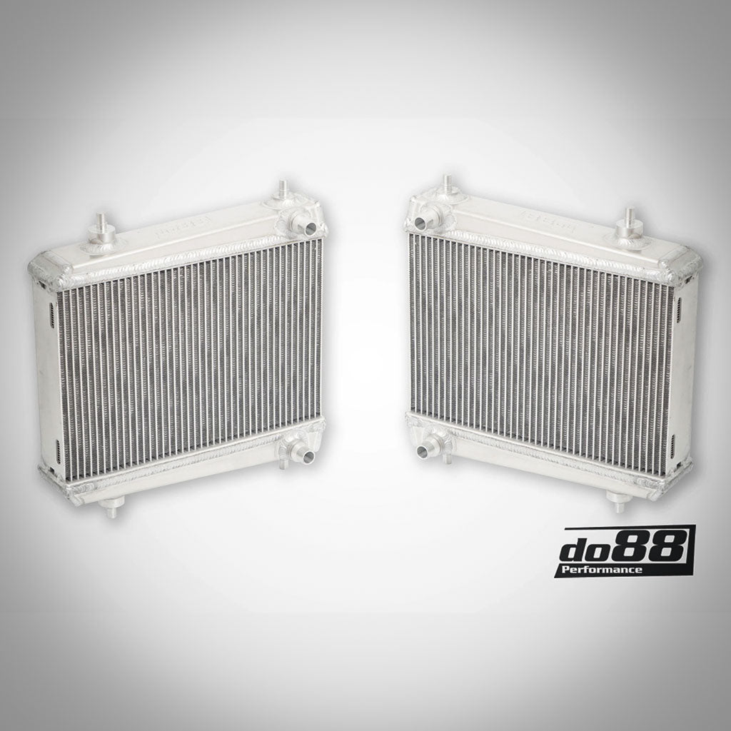 Paar do88 Aluminium Upgrade Kühlmittelkühler, seitlich passend für BMW G87 M2, G80/G81 M3, G82/G83 M4 S58 Motor. Perfekt für Rennstrecke &amp; mit Rippenkernen, gezeigt mit do88 Performance Logo.