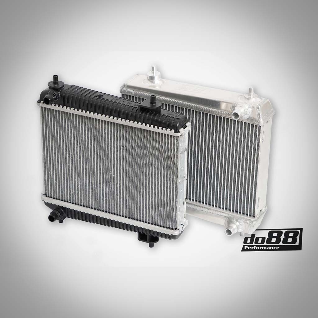 Paar do88 Aluminium Upgrade Kühlmittelkühler, seitlich passend für BMW G87 M2, G80/G81 M3, G82/G83 M4 S58 Motor. Perfekt für Rennstrecke & mit Rippenkernen, gezeigt mit do88 Performance Logo.