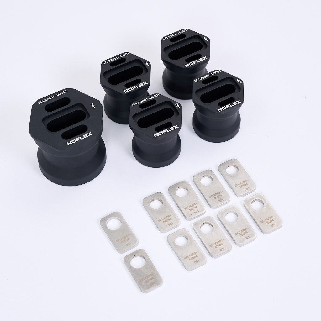 Fünf schwarze zylindrische NoFlex-Lager von 55Parts und zehn rechteckige silberne Metallplatten, passend für BMW F8x und G8x M2, M3, M4 Differentialhalter, sind auf weißem Hintergrund abgebildet.