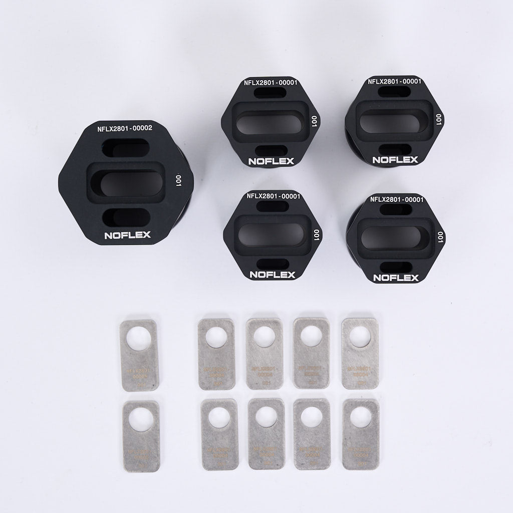 Vier schwarze 55Parts NoFlex-Lager: Differential Lager (mit Höherlegung), kompatibel mit BMW F8x und G8x M2, M3, M4, und zehn kleine Metallplättchen sind ordentlich auf weißem Hintergrund angeordnet.
