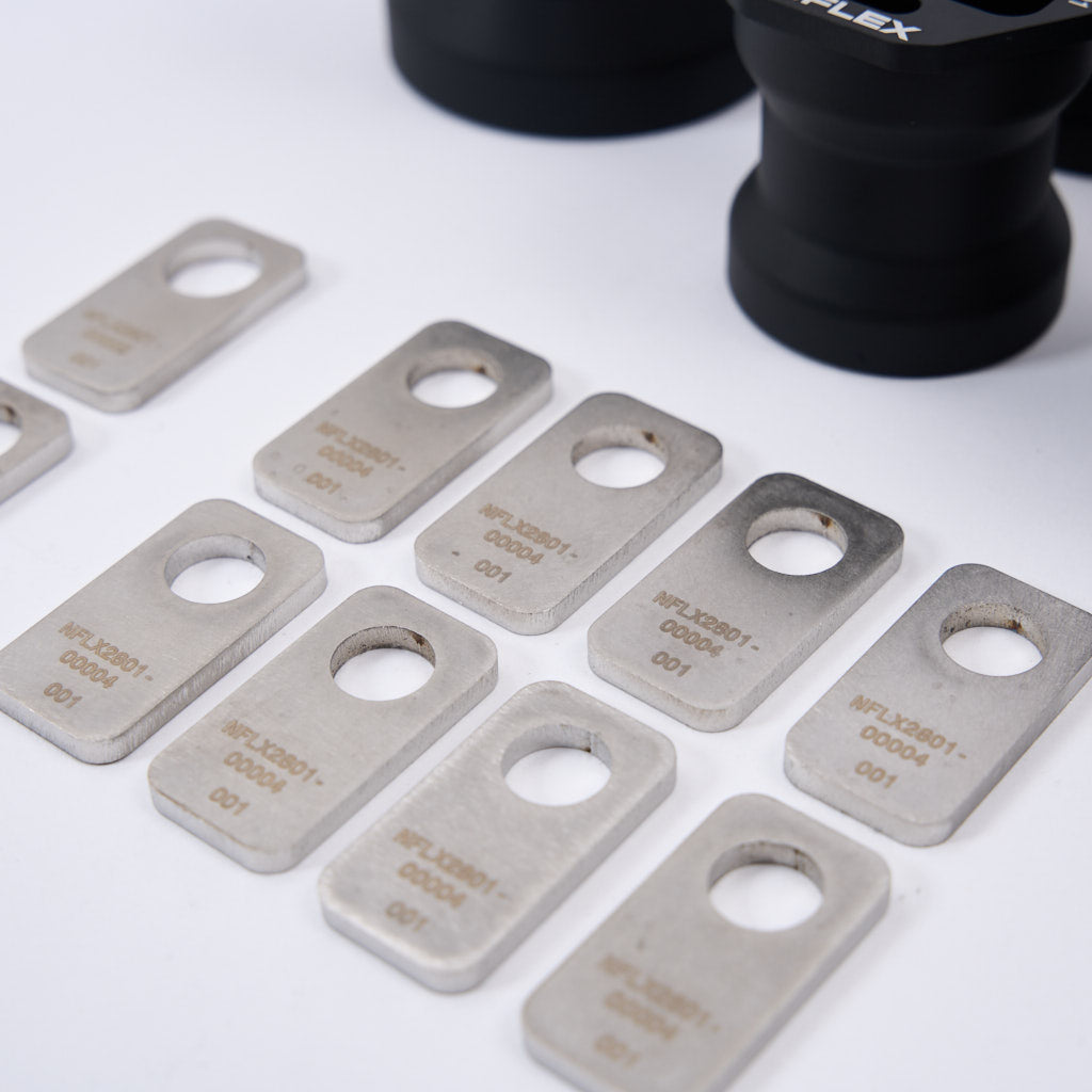 55Parts NoFlex-Lager: Differential Lager (mit Höherlegung) Diff Aufhängung für BMW F8x und G8x M2, M3, M4 sind auf einer weißen Fläche angeordnet.